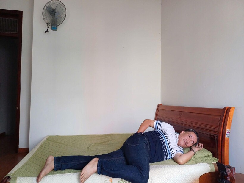 Đau cứng lưng, mọi sinh hoạt hàng ngày của chú Thiên đều gặp khó khăn