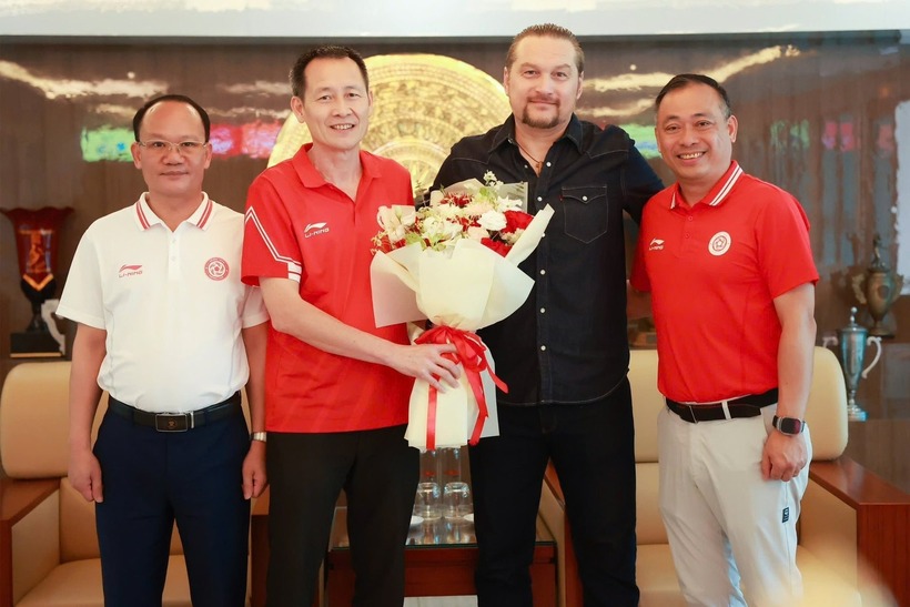 HLV Popov ký hợp đồng với Thể Công Viettel. Ảnh: Thể Công Viettel