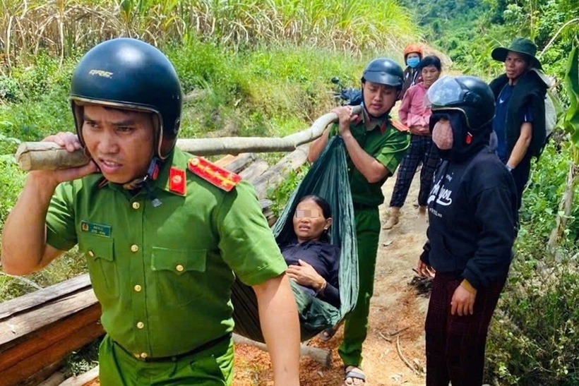 Công an dùng võng khiêng sản phụ vượt hơn 1 km đường rừng ra trạm y tế chăm sóc. Ảnh: Pháp luật TP.HCM