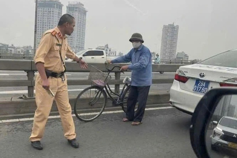 CSGT ngăn chặn cụ ông đi vào làn đường ngược chiều. (Ảnh: Dân trí)