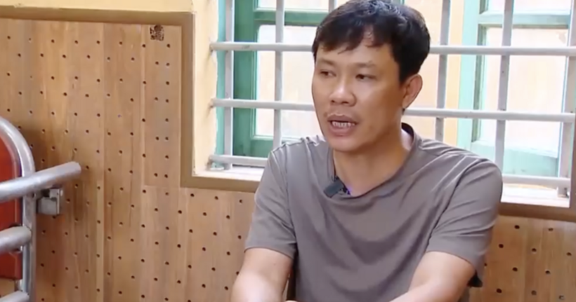 Nguyễn Văn Hưng, Giám đốc Công ty TNHH Famimoto Việt Nam, bị tạm giữ để điều tra về hành vi sản xuất hàng giả là thực phẩm (Ảnh: VTV).