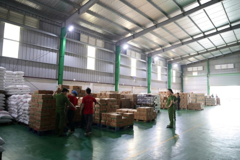 Kho hàng giả bị phát hiện. Ảnh: Công An Nhân Dân