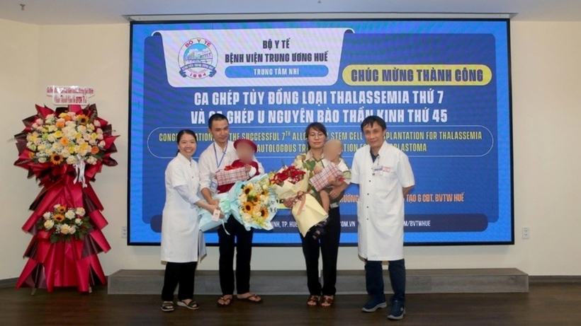Bệnh viện Trung ương Huế tổ chức lễ ra viện cho ca ghép tủy đồng loại Thalassemia thứ 7 và ca ghép u nguyên bào thần kinh thứ 45. Ảnh: Báo Chính Phủ