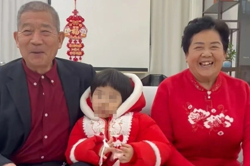 Ông Huang Weiping, bà Tian Xinju và cô con gái 5 tuổi. Ảnh: Baidu.