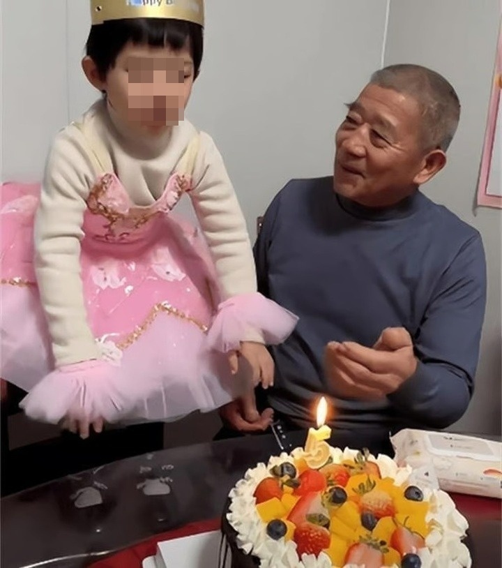 Nụ cười của con gái chính là nguồn động lực lớn nhất giúp ông vượt qua mọi khó khăn. Ảnh: Baidu.