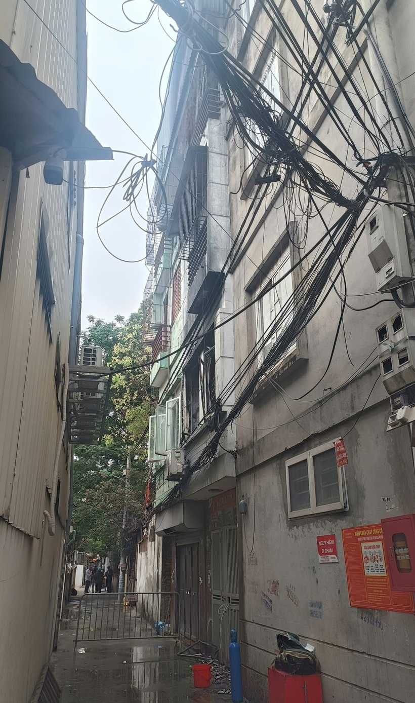 Người dân xung quanh vẫn chưa hết ám ảnh về vụ cháy khiến 3 người tử vong. (Ảnh: Tiền phong)