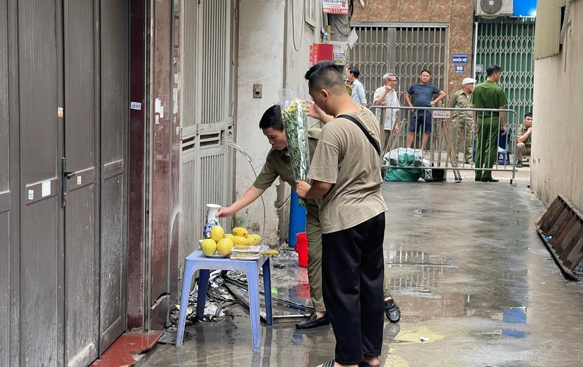 Người dân tới thắp hương trước căn nhà xảy ra hỏa hoạn khiến 3 người tử vong. (Ảnh: Dân trí)