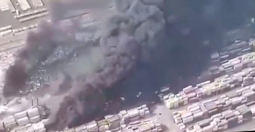 Nhiều cột khói đen dày đặc bốc lên từ đám cháy trong vụ nổ. Ảnh: Reuters