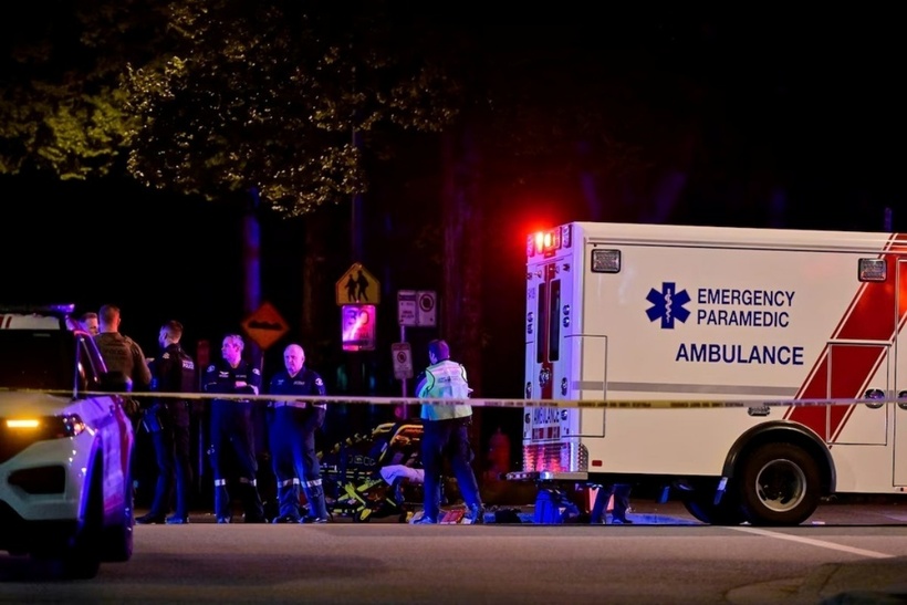 Xe cứu thương tại hiện trường vụ ô tô lao vào đám đông ở Canada. Ảnh: Reuters