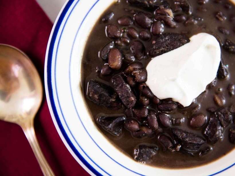 Đậu đen có tính mát nên những ai bị hư hàn không nên uống.