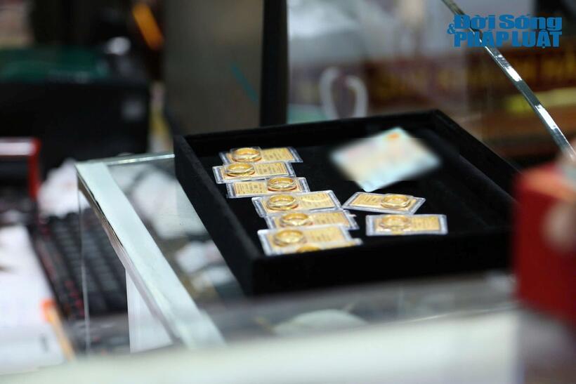 Theo các chuyên gia, khi dòng tiền có xu hướng dồn mạnh vào vàng vật chất có thể gây ra sự suy giảm thanh khoản trong các kênh đầu tư chính thống khác.