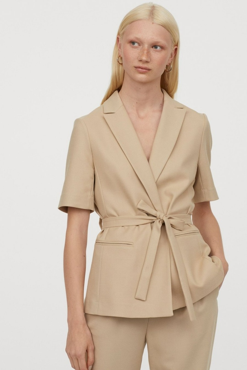 Nếu áo blazer của bạn không kèm dây eo, hãy tận dụng chiếc thắt lưng bản nhỏ có màu sắc tương đồng. Ảnh minh họa.