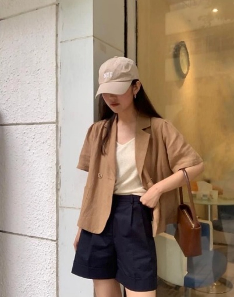 Phối quần shorts với áo blazer là một sự lựa chọn không hề tồi tệ mà chúng còn giúp bạn trở nên tươi tắn. Ảnh minh họa.