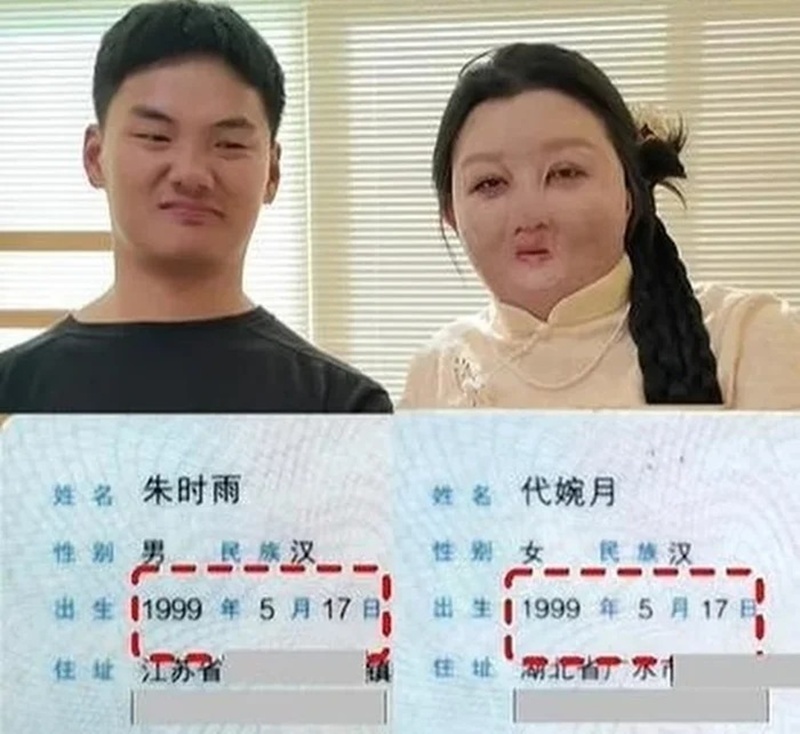 Cô cùng vị hôn phu giơ căn cước công dân trước ống kính để chứng minh sự trùng hợp hiếm có này. Ảnh: SCMP.