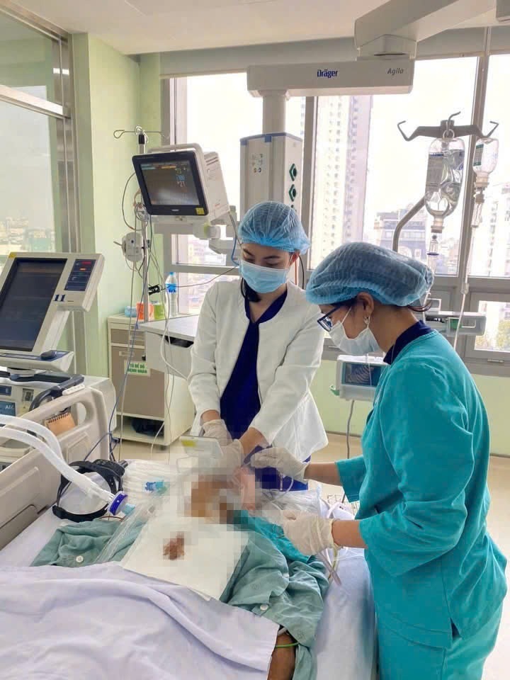 Các bác sĩ đã tiến hành gắp dị vật. Ảnh: BVCC.