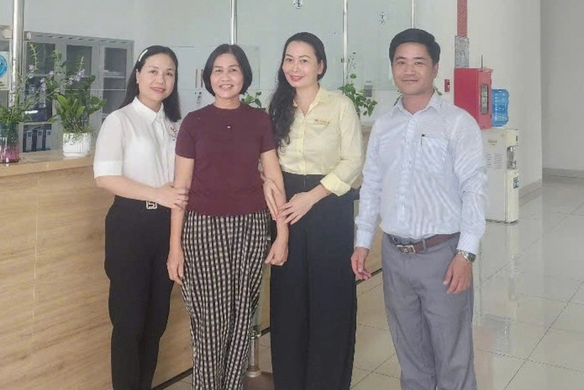 Bà Nguyễn Thị Nguyệt (thứ 2 từ trái qua) cùng người đại diện đến ngân hàng để làm thủ tục nhận tiền thưởng. (Ảnh: Dân trí)