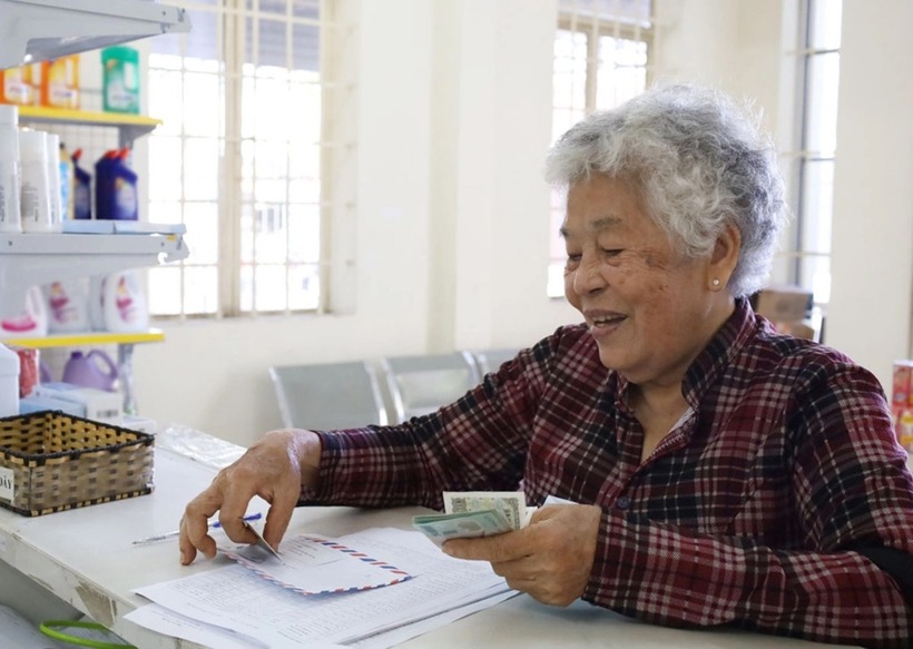 Người về hưu ở Tây Ninh nhận tiền lương hưu tại điểm chi trả, tháng 8/2023. (Ảnh: VNE)