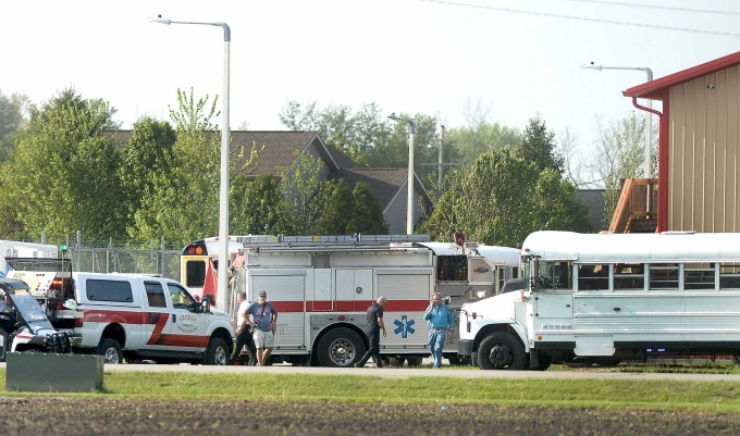 Xe cứu thương, cảnh sát bên ngoài khu trại hè học sinh ở làng Chatham sau vụ lao xe ngày 28/4. Ảnh:&nbsp;Reuters