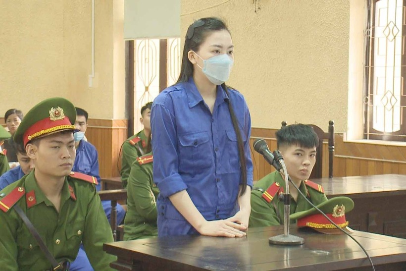 Bị cáo Nguyễn Thị Huế tại phiên tòa xét xử. Ảnh: Vietnamnet