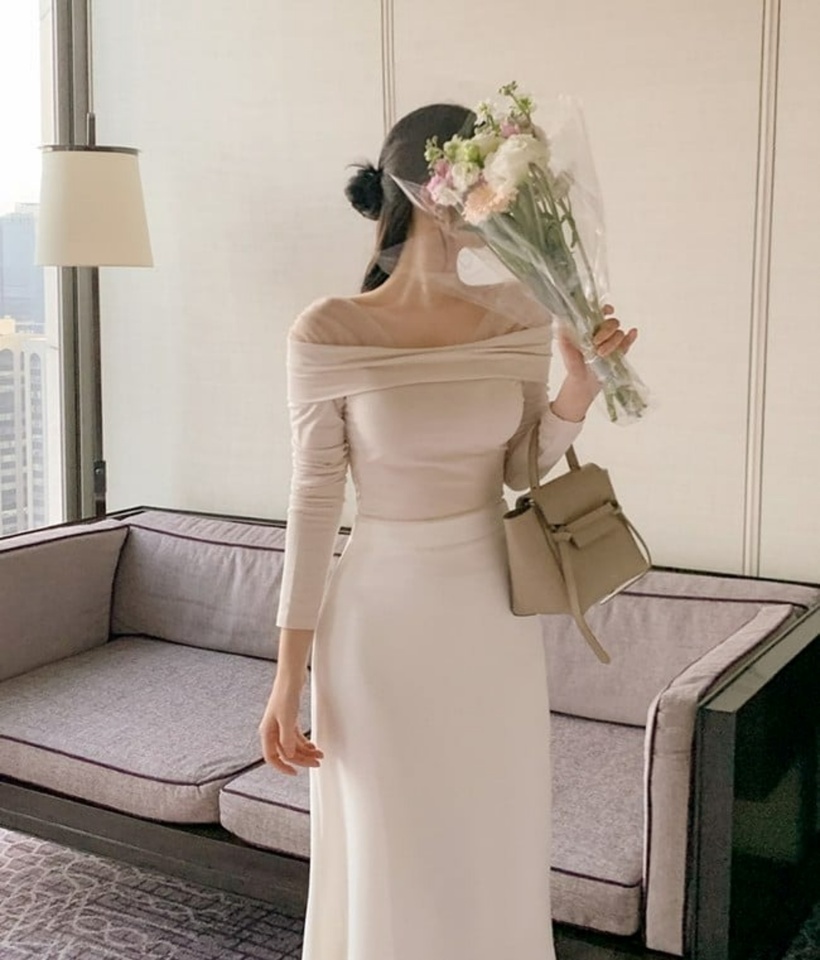 Mẫu áo trễ vai có thể kết hợp với nhiều kiểu trang phục khác nhau để các quý cô tha hồ tỏa sáng. Ảnh minh họa.