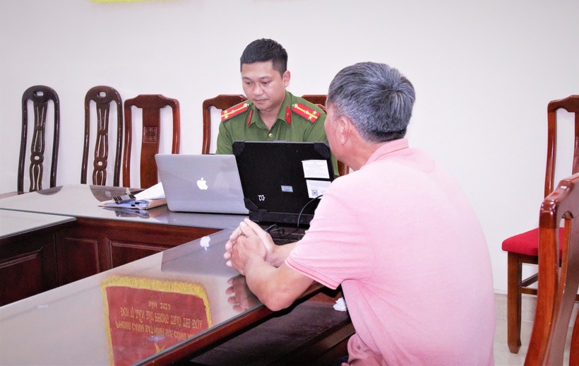 Ông H.V.T tại cơ quan công an. Ảnh: Công an tỉnh Nam Định.