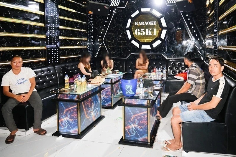 Các đối tượng bị lực lượng chức năng phát hiện khi đang tổ chức sử dụng trái phép chất ma túy trong quán karaoke 65K1. (Ảnh: TTXVN)