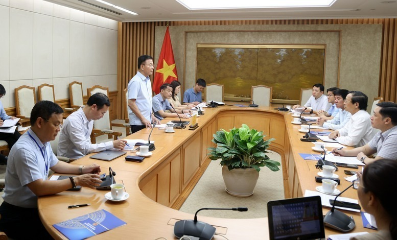 Phó Thủ tướng Lê Thành Long lưu ý, Kỳ thi tốt nghiệp THPT năm nay có một số điểm khác, cần nhận thức, xác định rõ trong các văn bản chỉ đạo để có giải pháp sát hơn. Ảnh: VGP/Đức Tuân