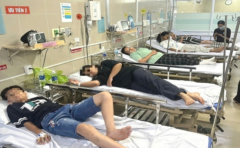 Học sinh ở TP.HCM nhập viện sau ăn bánh mì xảy ra vào tháng 3.2025 tại TP.HCM, nghi ngộ độc thực phẩm. (Ảnh: Thanh niên)