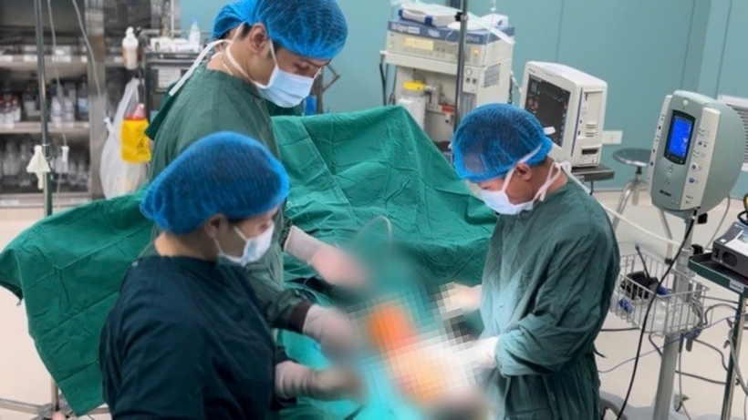 Các bác sĩ phẫu thuật cho người phụ nữ. Ảnh: Sức Khỏe & Đời Sống