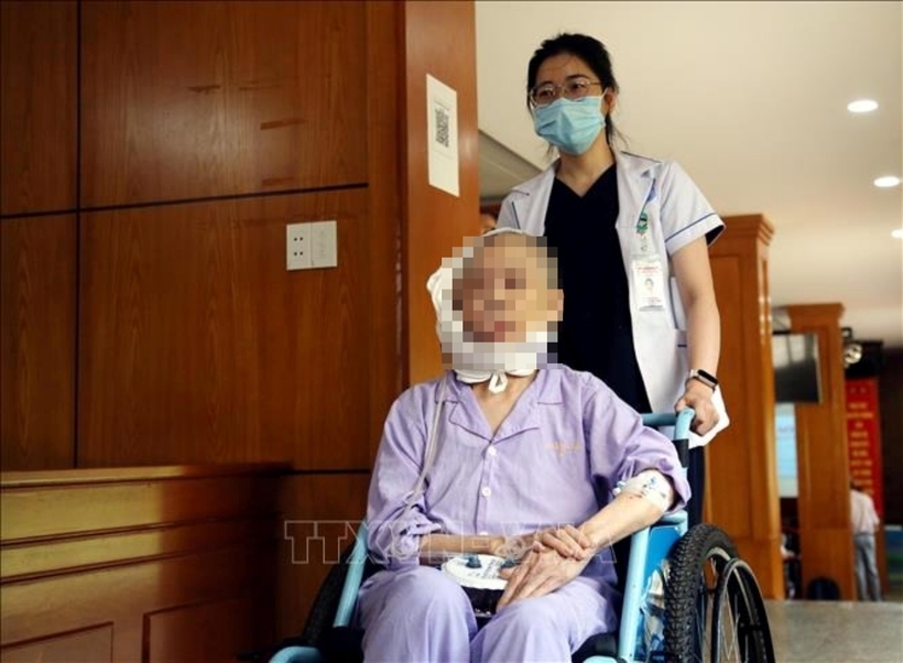 Bệnh nhân hiện đã hồi phục tốt, đi lại và sinh hoạt bình thường, nâng cao chất lượng cuộc sống. Ảnh: TTXVN