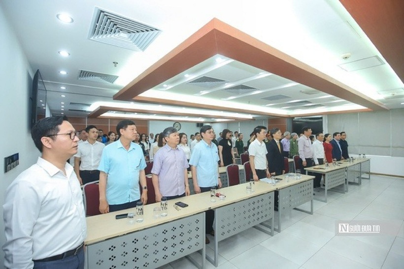 Các đại biểu thực hiện nghi lễ chào cờ (Ảnh: Hữu Thắng).