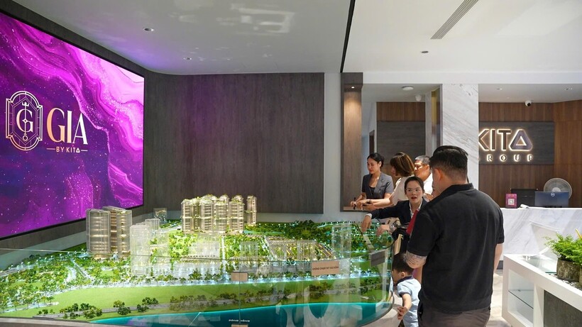 Khách hàng tìm hiểu tổng quan GIA by KITA qua sa bàn mô phỏng tại phòng bán hàng dự án