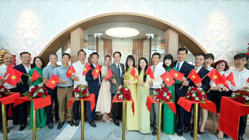 Đại biểu và khách mời chúc mừng lễ khai trương phòng chờ Vietcombank Priority tại Nhà ga T3, Sân bay quốc tế Tân Sơn Nhất, Thành phố Hồ Chí Minh sáng ngày 30/4/2025.