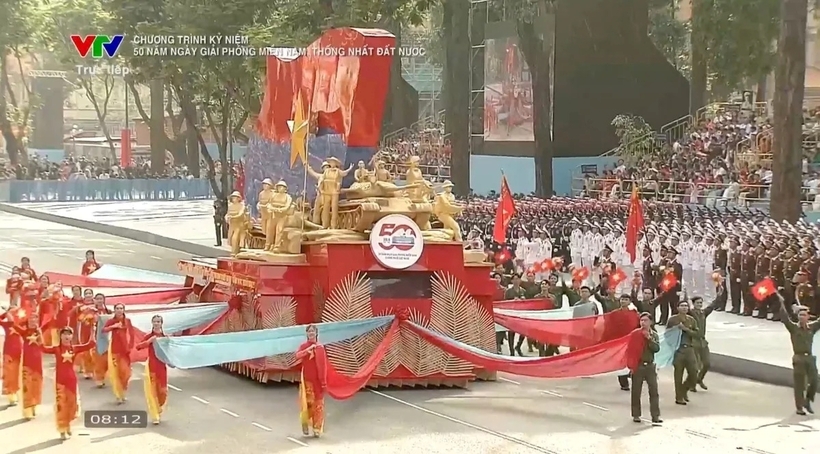Xe mô hình biểu tượng 50 năm giải phóng miền Nam, thống nhất đất nước tiến vào lễ đài. Ảnh: Thời báo VTV