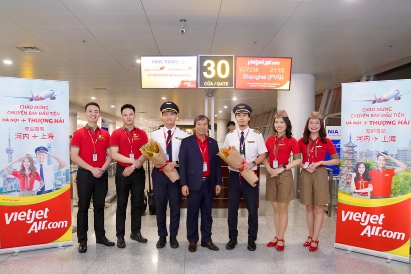 Phó Tổng giám đốc Vietjet Nguyễn Đức Thịnh (áo vest xanh đen) chào đón hành khách và chúc mừng phi hành đoàn trên chuyến bay khai trương.