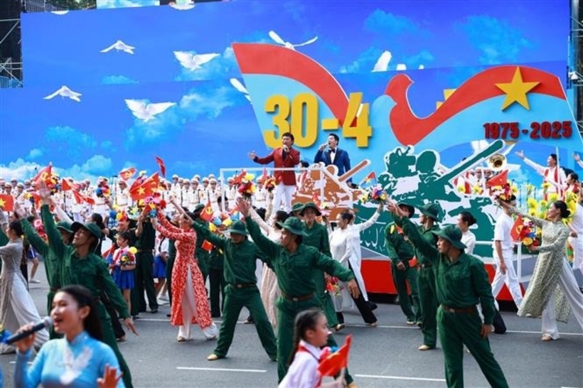 Chương trình nghệ thuật “Rạng rỡ non sông Việt Nam”.