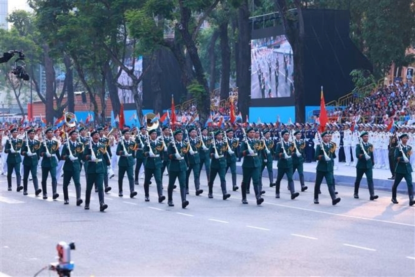 Màn súng kết hợp quân nhạc xếp hình nghệ thuật “Đất nước trọn niềm vui” do Đoàn Nghi lễ Quân đội, Trường Đại học Văn hoá Nghệ thuật Quân đội, Đoàn Văn công Quân khu 1, Đoàn văn công quân khu 3 , Đoàn văn công Quân khu 9 biểu diễn.