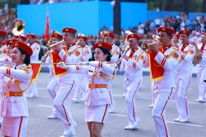 Màn súng kết hợp quân nhạc xếp hình nghệ thuật “Đất nước trọn niềm vui” do Đoàn Nghi lễ Quân đội, Trường Đại học Văn hoá Nghệ thuật Quân đội, Đoàn Văn công Quân khu 1, Đoàn văn công quân khu 3 , Đoàn văn công Quân khu 9 biểu diễn.