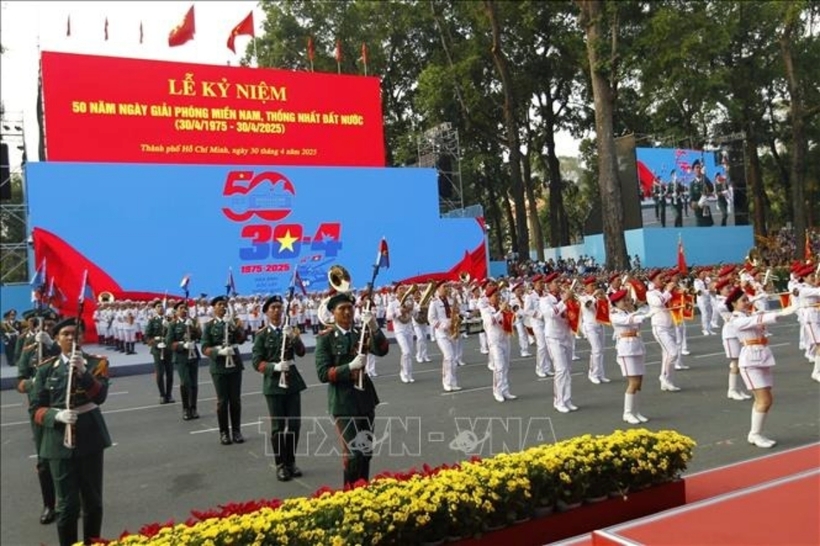 Màn súng kết hợp quân nhạc xếp hình nghệ thuật “Đất nước trọn niềm vui” do Đoàn Nghi lễ Quân đội, Trường Đại học Văn hoá Nghệ thuật Quân đội, Đoàn Văn công Quân khu 1, Đoàn văn công quân khu 3 , Đoàn văn công Quân khu 9 biểu diễn.