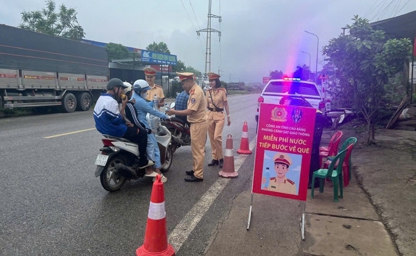 Điểm cấp nước miễn phí được tổ chức tại QL4A. (Ảnh: VOV)