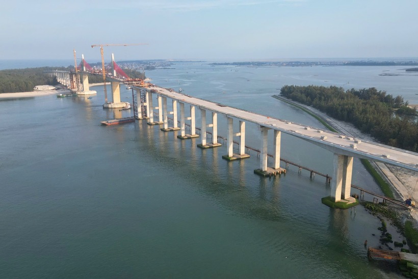 Cầu Thuận An là cầu vượt cửa biển dài nhất miền Trung, xây dựng trên địa hình khó. (Ảnh: Thanh niên)