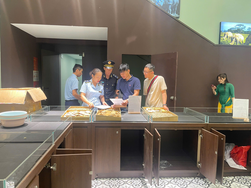 Lực lượng chức năng kiểm tra cửa hàng SK Kỳ Bảo Hạ Long.