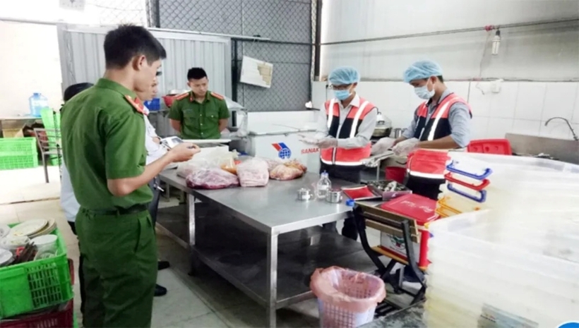 Cơ quan chức năng lấy mẫu thực phẩm ở Công ty Cổ phần Dịch vụ Khoa học Công nghệ Thế Kỷ Mới. Ảnh: Dân Việt