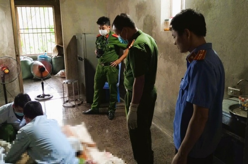 Cơ quan chức năng đang khám nghiệm hiện trường làm rõ vụ án mạng. Ảnh: Người Lao Động.