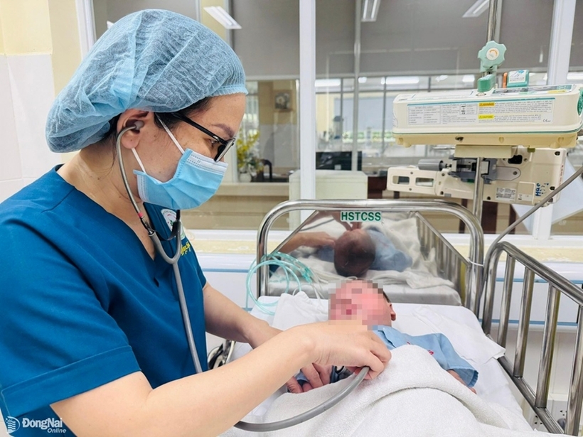 Sau hơn 3 tháng được chăm sóc, nuôi dưỡng tại bệnh viện, bé trai đã tăng thêm 2,4kg, lên hơn 4kg. Ảnh: Báo Đồng Nai