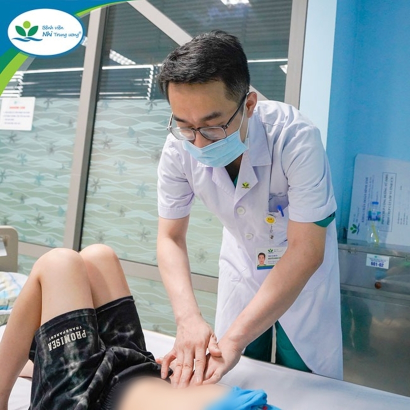 ThS.BS Nguyễn Minh Khôi - khoa Ngoại Lồng ngực, Bệnh viện Nhi Trung ương thăm khám cho bệnh nhi tại Trung tâm Ngoại Tổng hợp. Ảnh: Bệnh viện Nhi Trung ương