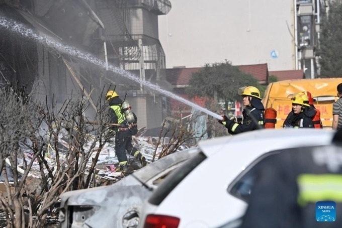 Lực lượng cứu hỏa tại hiện trường vụ việc. Ảnh: Xinhua