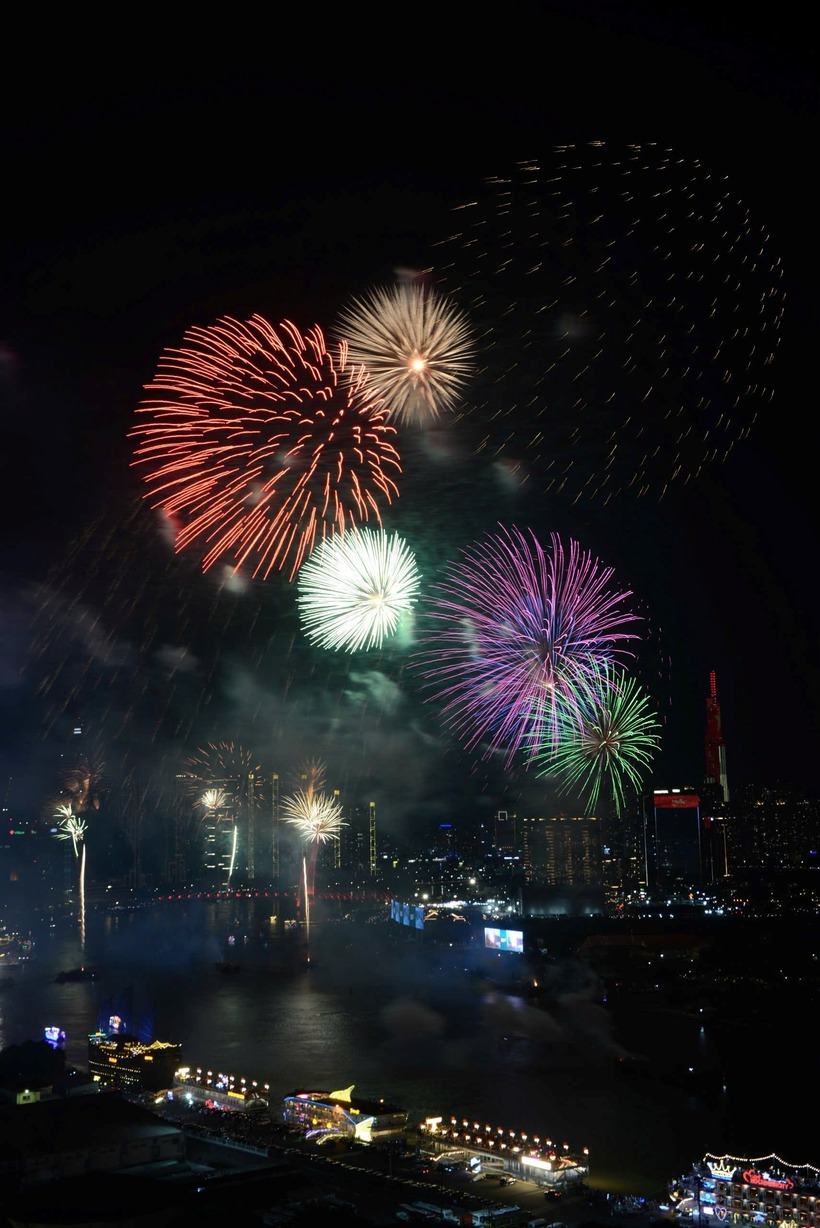 Ngoài 2 điểm tầm cao ở khu vực đầu đường hầm vượt sông Sài Gòn (TP Thủ Đức); Đền tưởng niệm Bến Dược (huyện Củ Chi). TP.HCM còn bắn pháo hoa tại 28 điểm tầm thấp ở Ngã Ba Giồng (huyện Hóc Môn); Đền tưởng niệm Bến Nọc (TP Thủ Đức); Đền tưởng niệm liệt sĩ Rừng Sác (huyện Cần Giờ); Chiến khu An Phú Đông (quận 12); Công viên Văn hóa Láng Le (huyện Bình Chánh); Khu dân cư Bình Trị Đông (quận Bình Tân); Hội trường Thống Nhất (quận 1); Bán đảo Thanh Đa (quận Bình Thạnh); Cầu Ba Son (quận 1); cầu Tân Thuận (quận 4); Khu công nghiệp Tây Bắc (huyện Củ Chi); Công viên Văn hóa quận Gò Vấp; UBND huyện Nhà Bè; Trung tâm hành chính quận 7; Công viên Văn hóa Đầm Sen (quận 11); Chợ Bình Điền (quận 8); Khu tái định cư 38ha Tân Sơn Nhất (quận 12); Khu An Bình (quận Tân Phú); Công viên Bình Phú (quận 6).