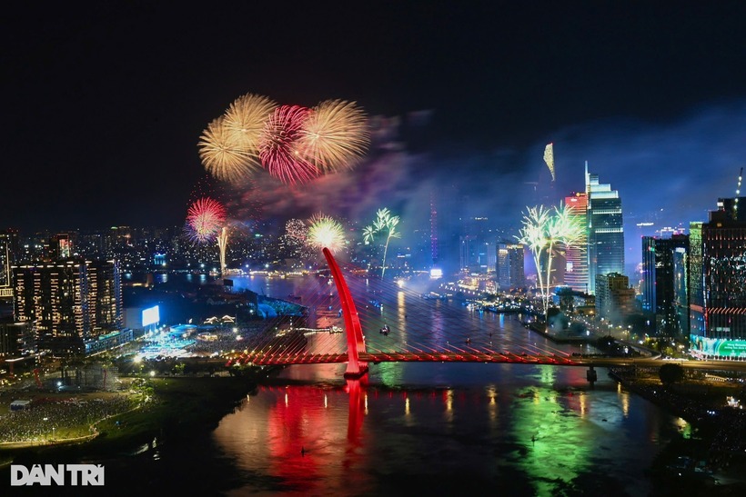 Đúng 21h, pháo hoa rực rỡ trên bầu trời TP.HCM chào mừng sự kiện trọng đại của đất nước.