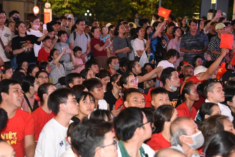 Trước đó, từ chiều tối 30/4, biển người đã vây kín trung tâm TP.HCM chờ xem bắn pháo hoa.